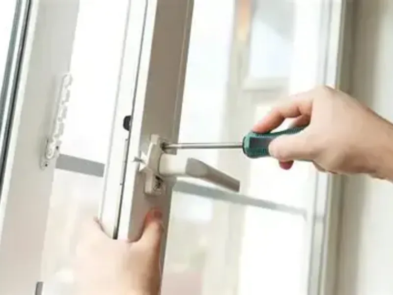 Gros plan sur une poignée de fenêtre réparée par un artisan
